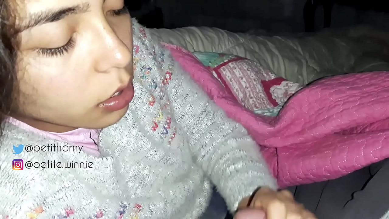 나는 내 남편의 모든 우유를 삼키고 정액으로 혀를 보여줍니다.