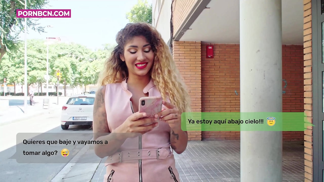 남편이 일하는 동안 젊은 애인을 열심히 성교시키려는 불충실한 아내는. 가슴과 큰 엉덩이를 가진 라티나. 비너스 아프로디테.