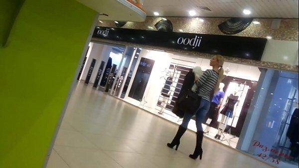 슈퍼마켓에서 멋진 병아리입니다.