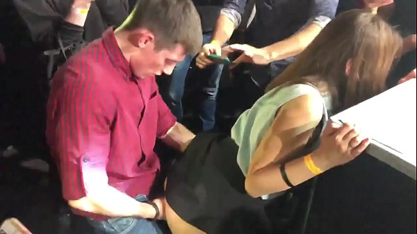 러시아 나이트 클럽에서 실제 섹스. 18 세 러시아 여자 항문과 질에 엿 에서 나이트 클럽